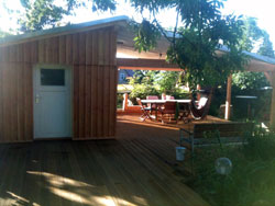 Gartenhaus mit Holz-Terrasse